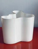ALVAR AALTO Cased White Glass Freeform Vase Ittala Finland 6.25” x 8” Savoy 3030
